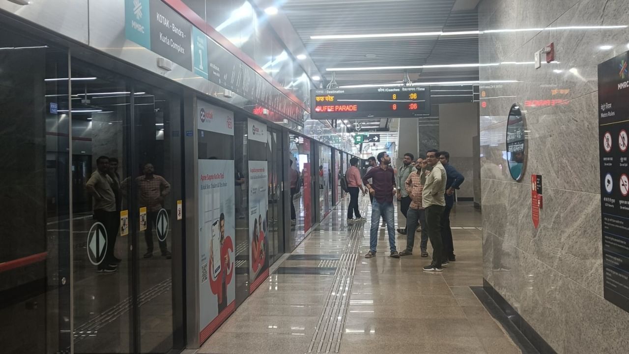 मध्य रेल्वेच्या प्रवाशांसाठी एक अत्यंत महत्त्वाची सुविधा म्हणजे छत्रपती शिवाजी महाराज टर्मिनस हे रेल्वे स्थानक थेट मेट्रो स्टेशनला जोडले गेले आहे. यासाठी प्रवाशांना थेट भुयारी मार्गातून मेट्रो स्थानकापर्यंत पोहोचण्याची सोय उपलब्ध झाली आहे. त्यामुळे त्यांना मोठा दिलासा मिळला आहे. मुंबईच्या पायाभूत सुविधांच्या विकासातील एक महत्त्वाचा टप्पा असलेल्या या मेट्रो लाइनमुळे जलद, सुरक्षित आणि पर्यावरणपूरक प्रवासाची संधी मुंबईकरांना मिळणार आहे.