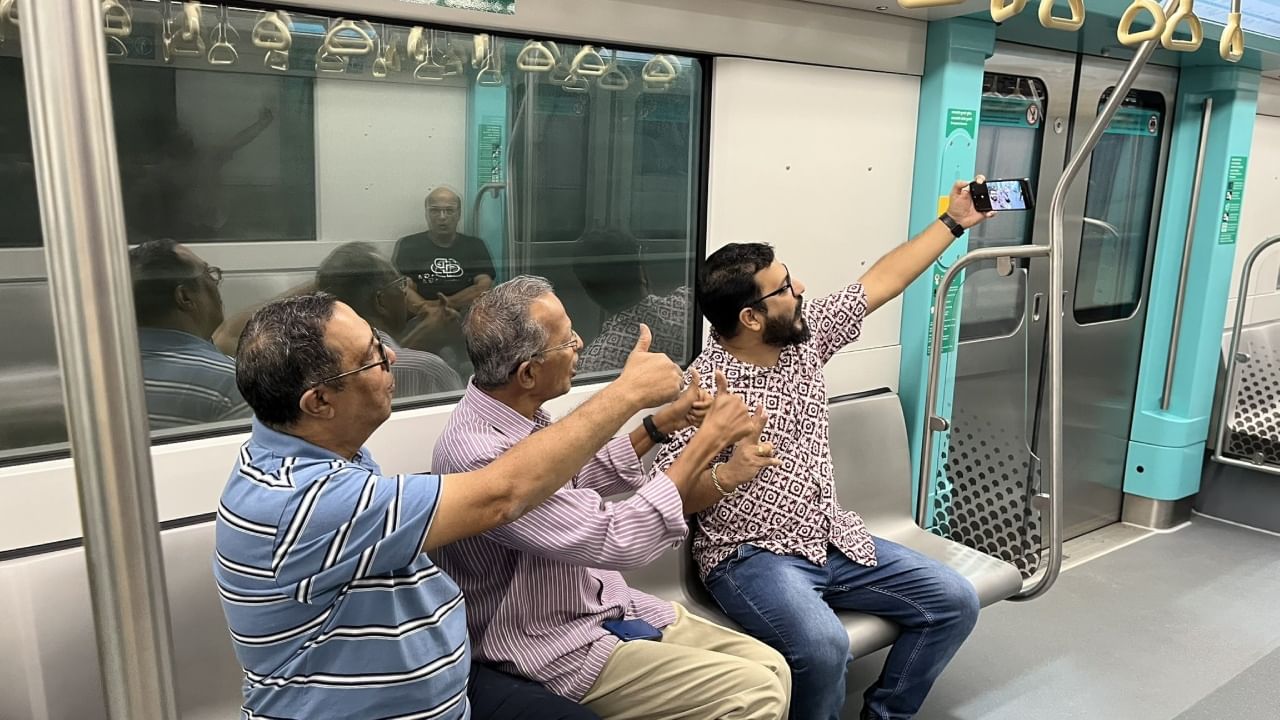 एक्वा लाइन पूर्णपणे सुरू झाल्यामुळे मुंबईकरांना वाहतूक कोंडीतून मोठा दिलासा मिळाला आहे. या मेट्रोमुळे कफ परेडसारख्या दक्षिणेकडील भागांना थेट आरे आणि त्यापुढील उपनगरांशी जोडल्यामुळे प्रवासाचा वेळ लक्षणीयरीत्या वाचणार आहे.