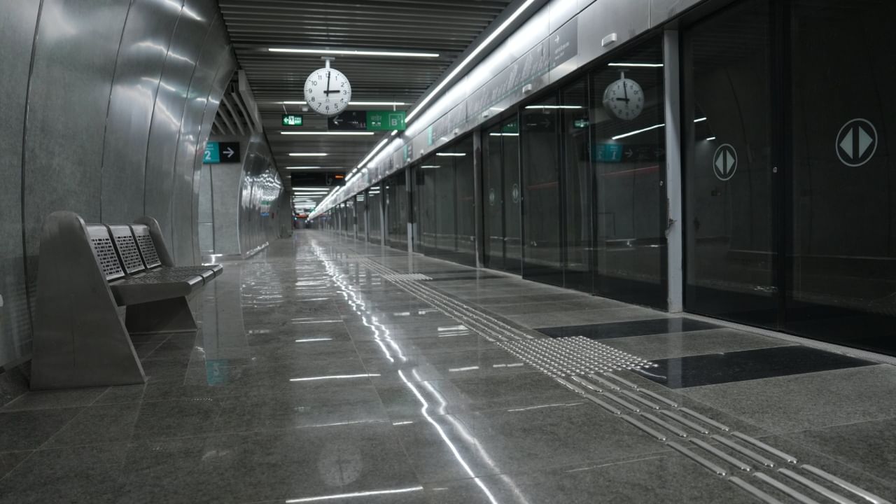 पंतप्रधान नरेंद्र मोदी यांनी नुकतंच मुंबई मेट्रो लाइन 3 च्या अंतिम टप्प्याचे उद्घाटन केले. यानंतर गुरुवारी ९ ऑक्टोबरपासून दक्षिण मुंबईतील कफ परेड ते पश्चिम उपनगरातील आरे जेवीएलआरपर्यंत मेट्रो धावायला सुरुवात झाली.