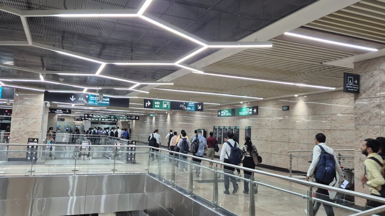 यावेळी मेट्रोमधून प्रवास करणाऱ्या नागरिकांमध्ये मोठा उत्साह पाहायला मिळाला. अनेक वर्षांपासून या मेट्रोची प्रतीक्षा करत असलेल्या मुंबईकरांनी यावेळी समाधान व्यक्त केले. तसेच या नवीन सेवेचे स्वागत केले.