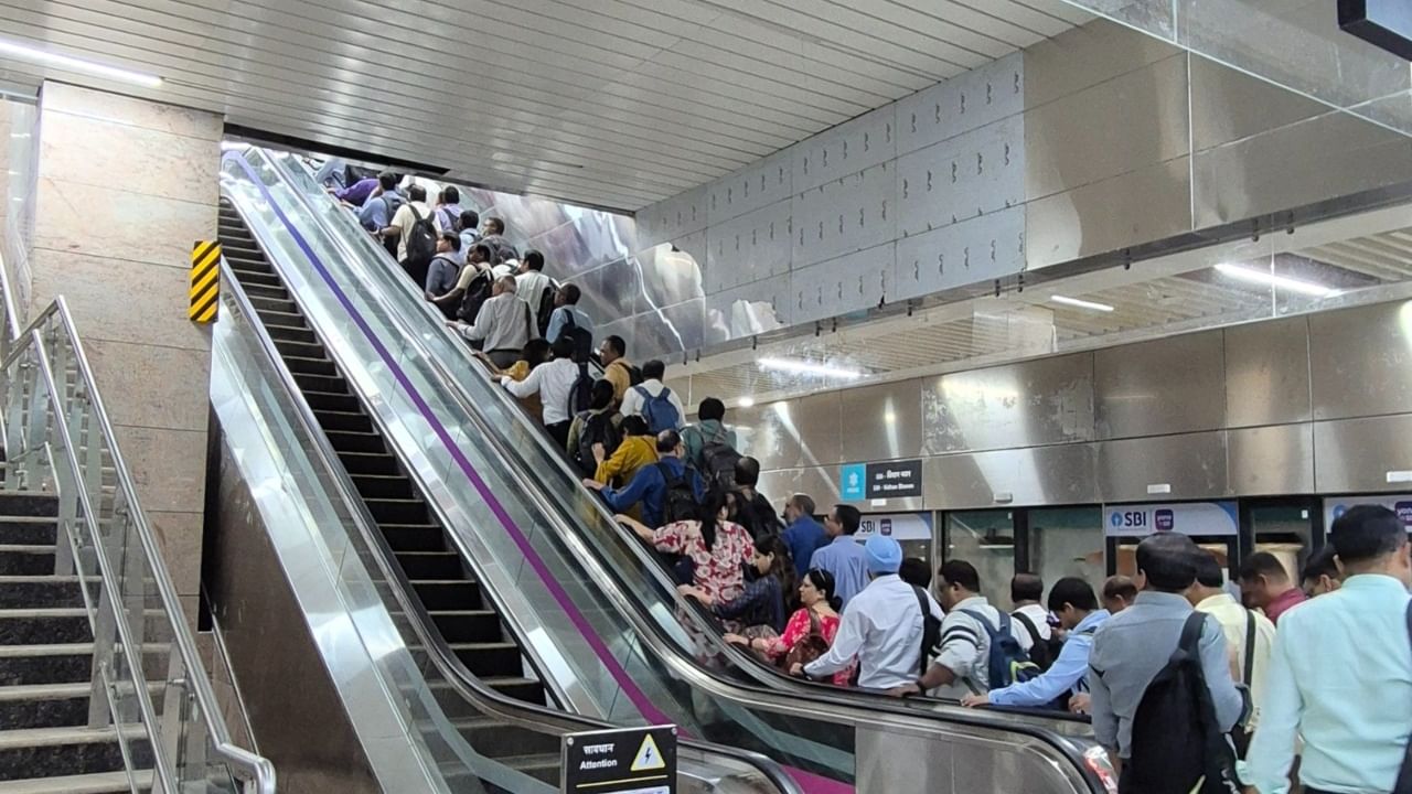 यापूर्वी, ही एक्वा लाइन आचार्य अत्रे चौक आणि आरे जेवीएलआर दरम्यान अंशतः कार्यरत होती. काल पंतप्रधान मोदींनी आचार्य अत्रे चौक आणि कफ परेड दरम्यानच्या 'फेज 2बी' चे उद्घाटन केल्यामुळे, हा संपूर्ण 33.5 किमीचा कॉरिडॉर आता मुंबईकरांसाठी खुला झाला आहे.