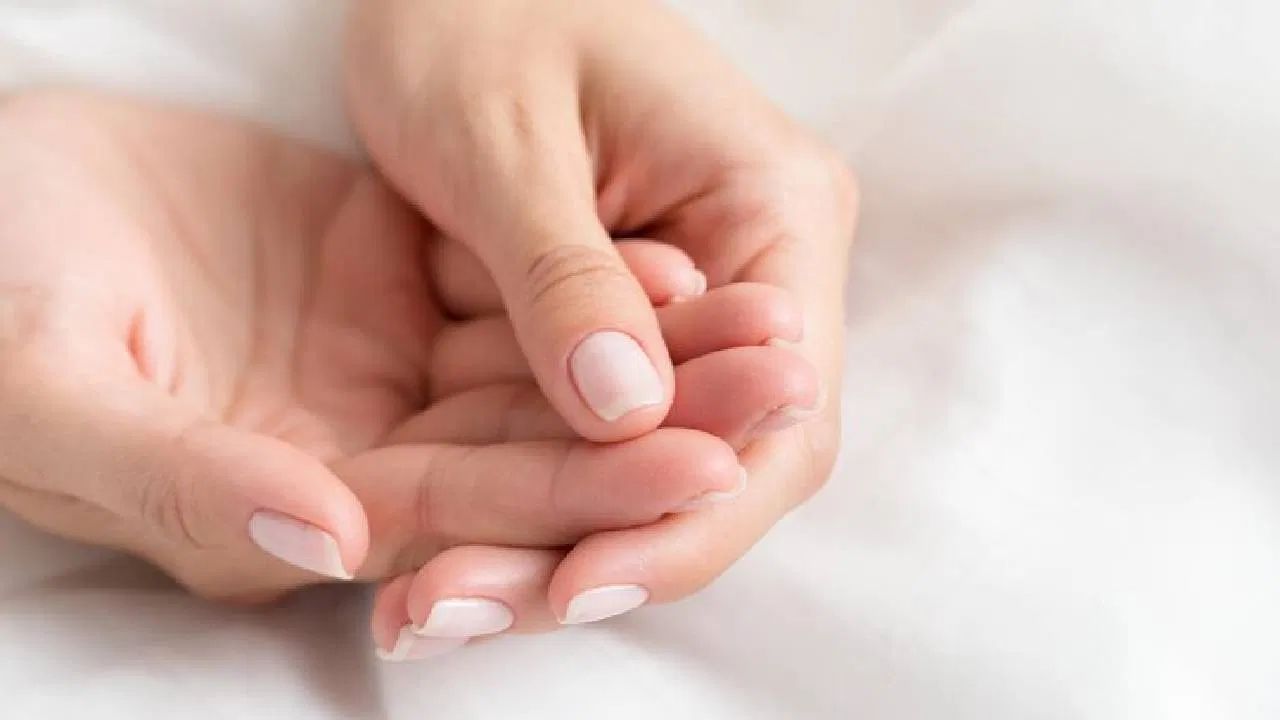 अनेकदा आपण फक्त शारीरिक लक्षणांवर लक्ष देतो, पण नखांमुळे तुम्हाला तुमच्या तब्येतीबद्दलची माहिती समजू शकते. तुमची नखं वारंवार तुटण्यामागे व्हिटॅमिनच्या कमतरता हे मुख्य कारण असू शकते.