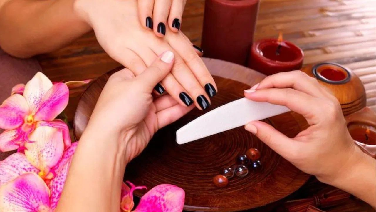 जर तुमच्यात व्हिटॅमिन बी १२ ची कमतरता असेल तर तुम्ही तुमच्या आहारात काही विशिष्ट गोष्टींचा समावेश करून त्यावर मात करू शकता. चिकन, मासे आणि अंडी योग्यरित्या खा. तसेच दुधात व्हिटॅमिन बी १२ चे प्रमाण चांगले असते. मूग डाळ खा. यामुळे व्हिटॅमिन बी १२ वाढतेय.