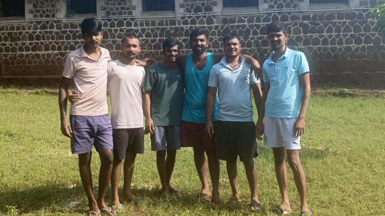 नाशिक रोड येथील मध्यवर्ती कारागृहातून एक अत्यंत धक्कादायक आणि गंभीर प्रकार समोर आला आहे. कारागृहात शिक्षा भोगत असलेले काही कैदी खुलेआम गांजाचे सेवन करत असतानाचे फोटो आणि व्हिडीओ सोशल मीडियावर व्हायरल झाले आहेत.