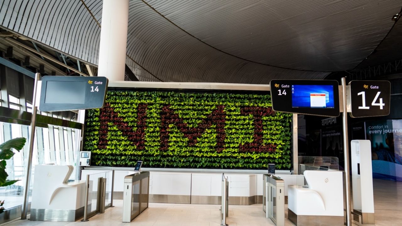 या विमानतळाच्या बांधणीसाठी जवळपास १९ हजार ६५० कोटी रुपये खर्च आला आहे. नवी मुंबई आंतरराष्ट्रीय विमानतळाचे डिझाईन भारताचे राष्ट्रीय फूल असलेल्या कमळाच्या डिझाईनने प्रेरित आहे. ज्यामुळे याला एक आकर्षक रुप आले आहे.