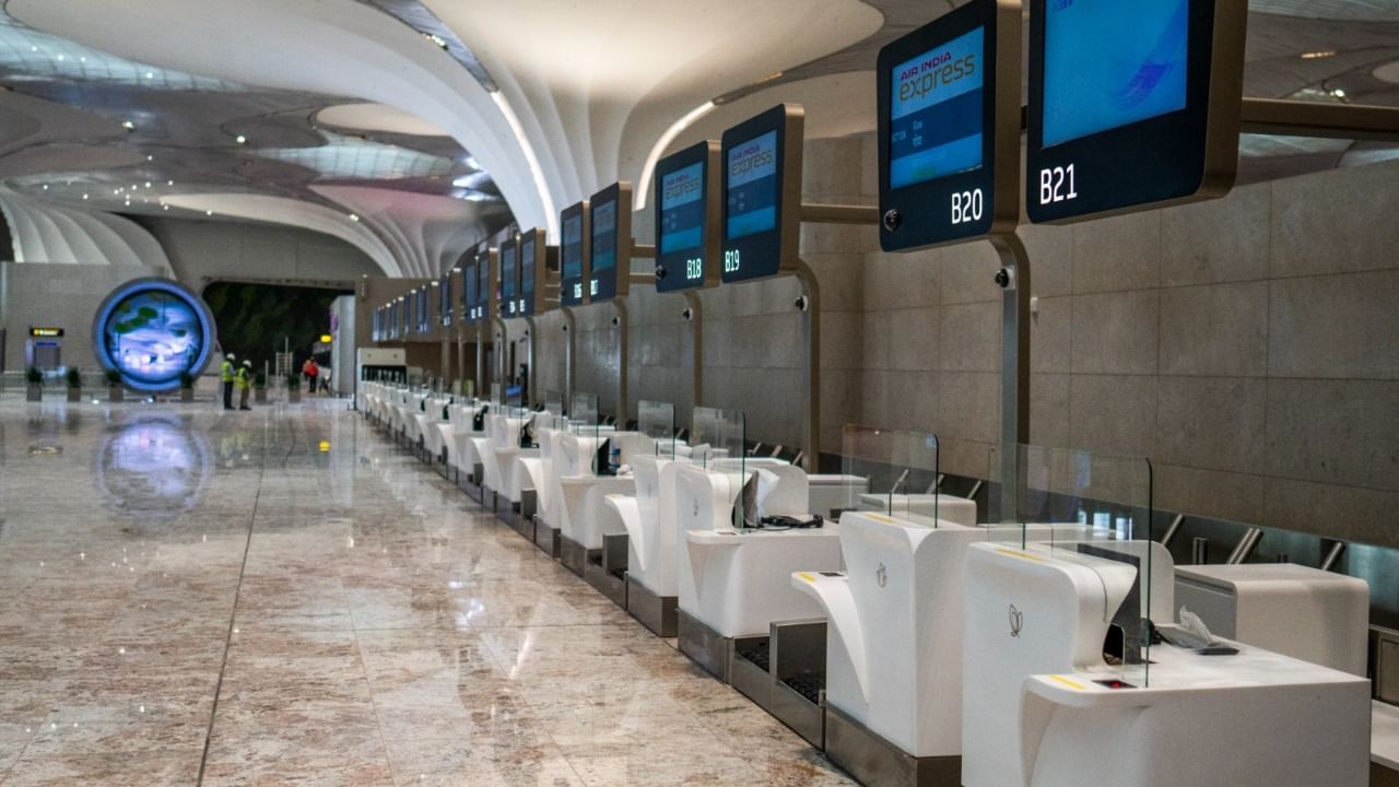 नवी मुंबई विमानतळावर अत्याधुनिक तंत्रज्ञान बसवण्यात आले आहे. प्रवाशांसाठीचा अनुभव जलद आणि संपर्क-मुक्त करण्यासाठी अत्याधुनिक तंत्रज्ञानाचा वापर करण्यात आला आहे.