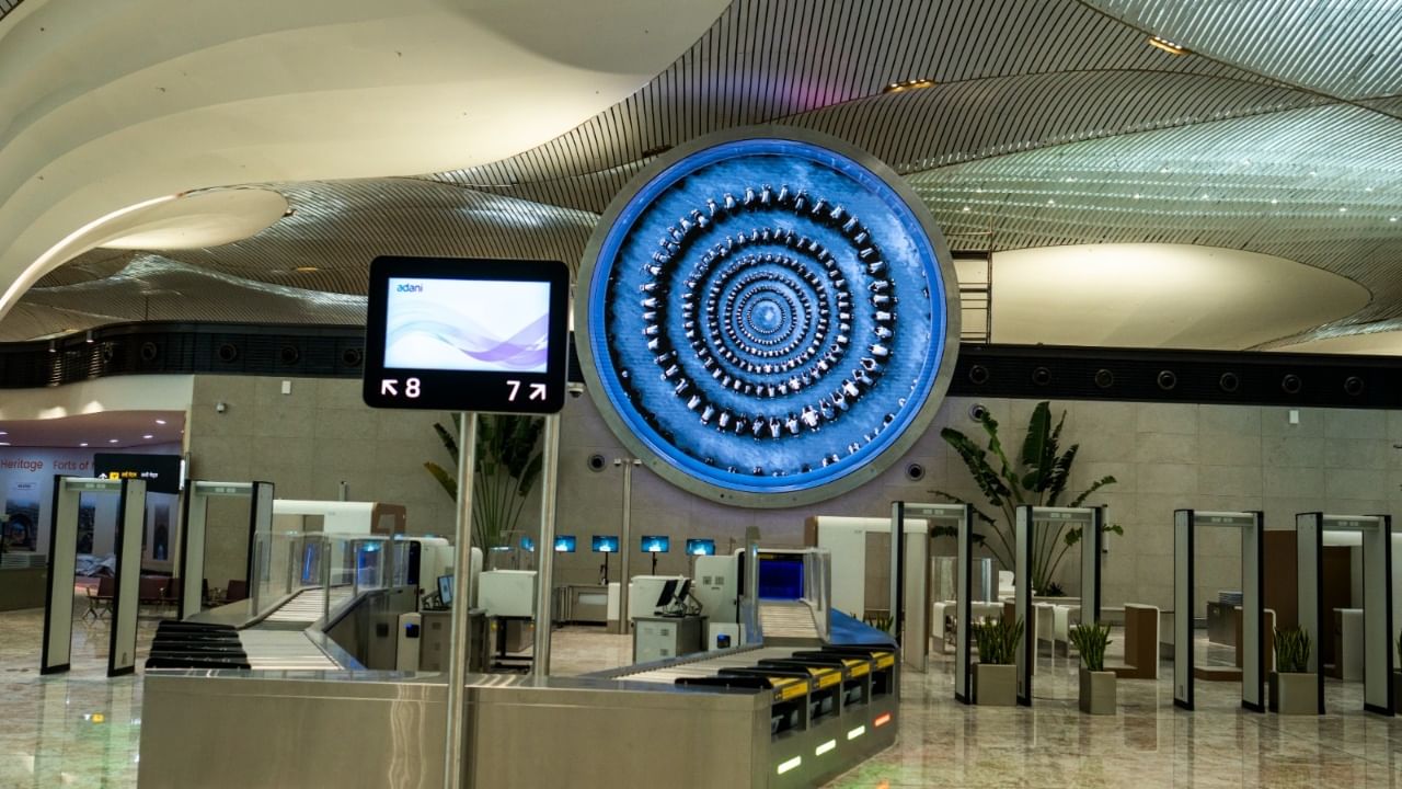 पंतप्रधान नरेंद्र मोदींकडून कॉमन मोबिलिटी ॲप मुंबई वन लाँच करण्यात येणार आहे. या ॲपद्वारे मेट्रो, मोनोरेल्वे, उपनगरीय रेल्वे आणि सार्वजनिक वाहतूक बसेसची तिकीटं काढता येणार आहेत. यात मुंबई मेट्रो १, २अ, ३, ७, नवी मुंबई मेट्रो, तसेच बेस्ट, ठाणे, मीरा भाईंदर, कल्याण-डोंबिवली, आणि नवी मुंबई पालिका परिवहनचा समावेश असेल.