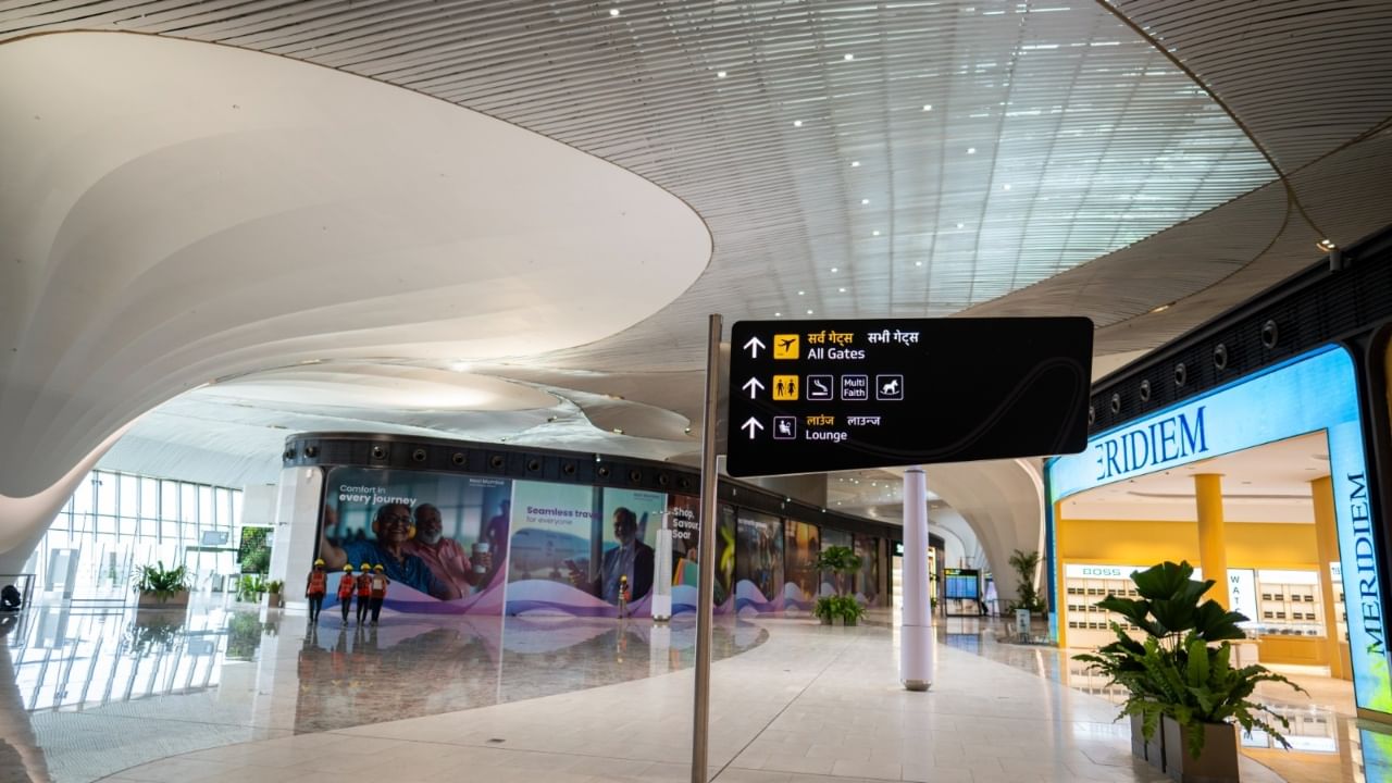 या विमानतळाच्या उद्घाटनासोबतच पंतप्रधान मोदी अनेक महत्त्वाच्या प्रकल्पांचे उद्घाटन करणार नाही. पंतप्रधान नरेंद्र मोदी हे मुंबई मेट्रो लाईन-३ च्या अंतिम टप्प्याचेही उद्घाटन करणार आहेत. मेट्रो-३ प्रकल्पासाठी ३७ हजार २७० कोटी रुपयांपेक्षा अधिक खर्च आला आहे.