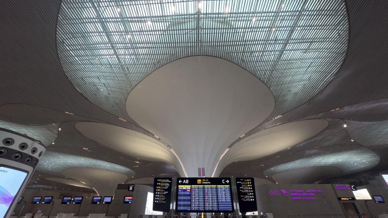 नवी मुंबई विमानतळ कनेक्टिव्हिटीच्या दृष्टीने देशातील सर्वोत्तम ठरणार आहे. हे विमानतळ मुंबई ट्रान्स हार्बर लिंक (अटल सेतू), रस्ते, रेल्वे आणि मेट्रो सोबतच वॉटर टॅक्सी सेवांनी जोडले जाणार आहे.