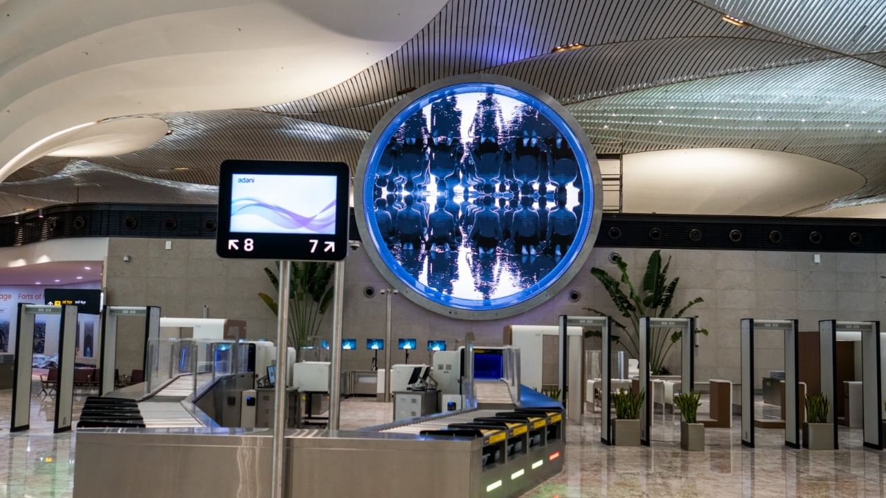 प्रवाशांच्या सोयीसाठी ८० खोल्यांचे ट्रान्झिट/डे हॉटेल आणि प्राणाम (Pranaam) सेवा उपलब्ध असणार आहे. हे विमानतळ जवाहरलाल नेहरू पोर्ट ट्रस्ट (JNPT) पासून केवळ १४ किमी दूर असल्यामुळे मालवाहतुकीसाठी (Cargo) ते एक मोठे केंद्र ठरू शकते.