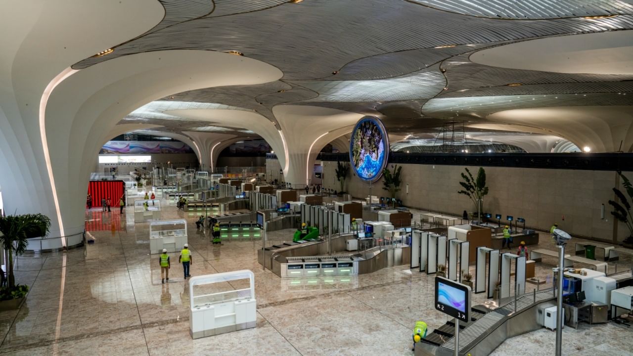 या विमानतळावर 5G कनेक्टिव्हिटी आणि 'डिजी यात्रा' (Digi Yatra) सुविधा उपलब्ध असणार आहे. या टर्मिनल १ मध्ये ६६ चेक-इन काउंटर, २२ सेल्फ-बॅगेज ड्रॉप युनिट्स आणि २९ एरोब्रिजेसची सुविधा असणार आहे.