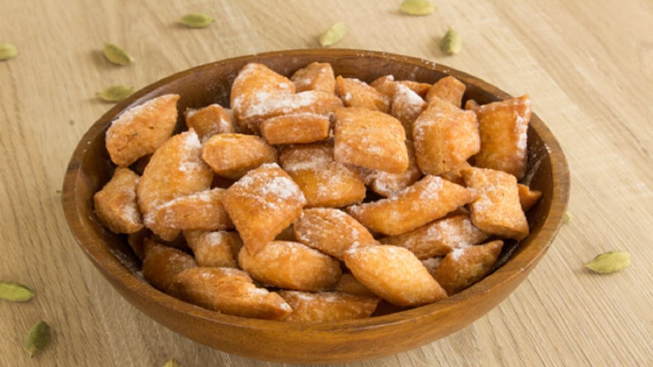 शंकरपाळी बनवण्यासाठी सर्वात आधी मैदा – 2 कप, पिठी साखर चवीनुसार, अगदी चिमूटभर मीठ, तूप 2 टेबलस्पून, दूध गरजेनुसार, तळण्यासाठी तेल, ड्रायफ्रूट्स घ्या