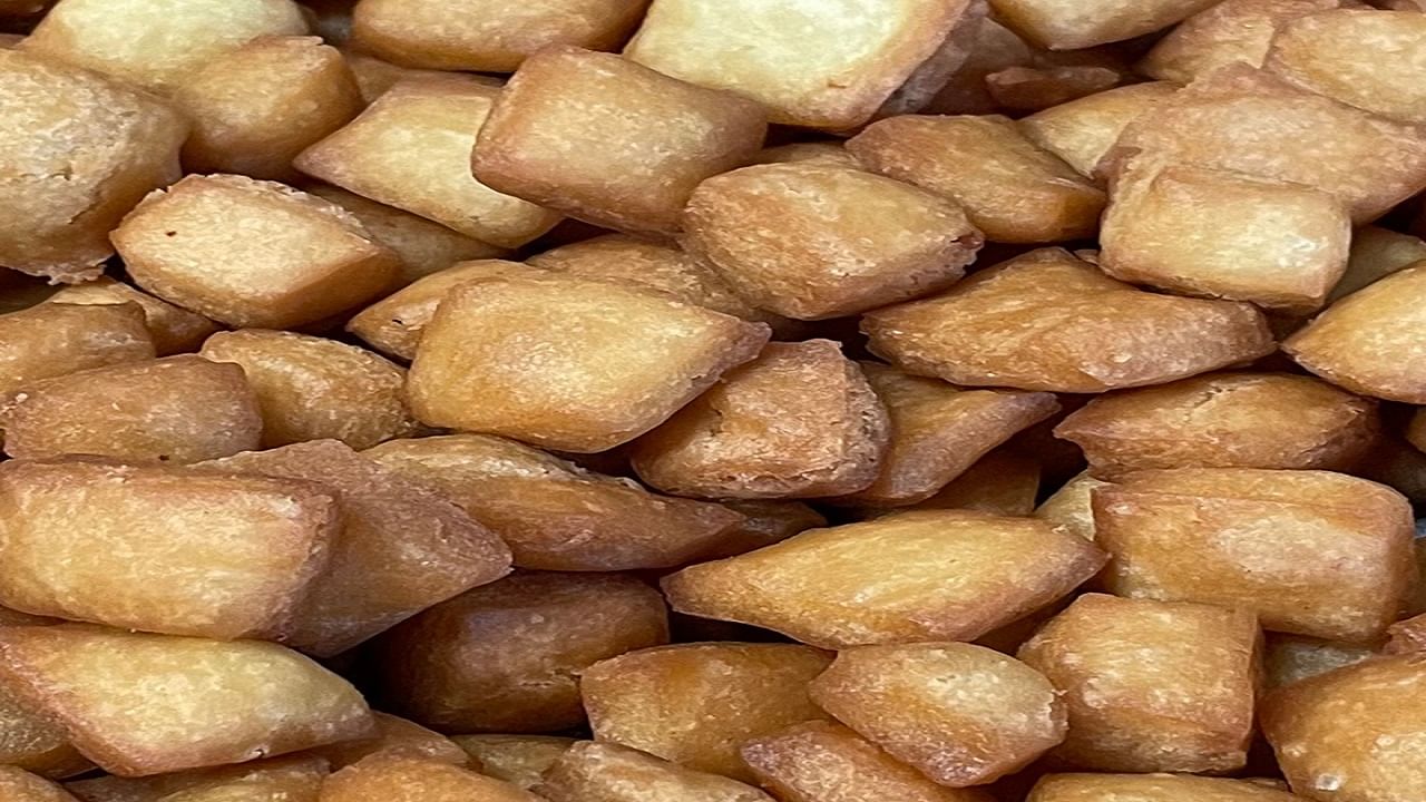 एका भांड्यात दूध, साखर आणि थोडंसं मीठ एकत्र करून साखर पूर्णपणे विरघळू द्या. मैदा गरम करुन घ्या. एका भांड्याच मैदा घ्या आणि त्यावर गरम तूप सोडा.