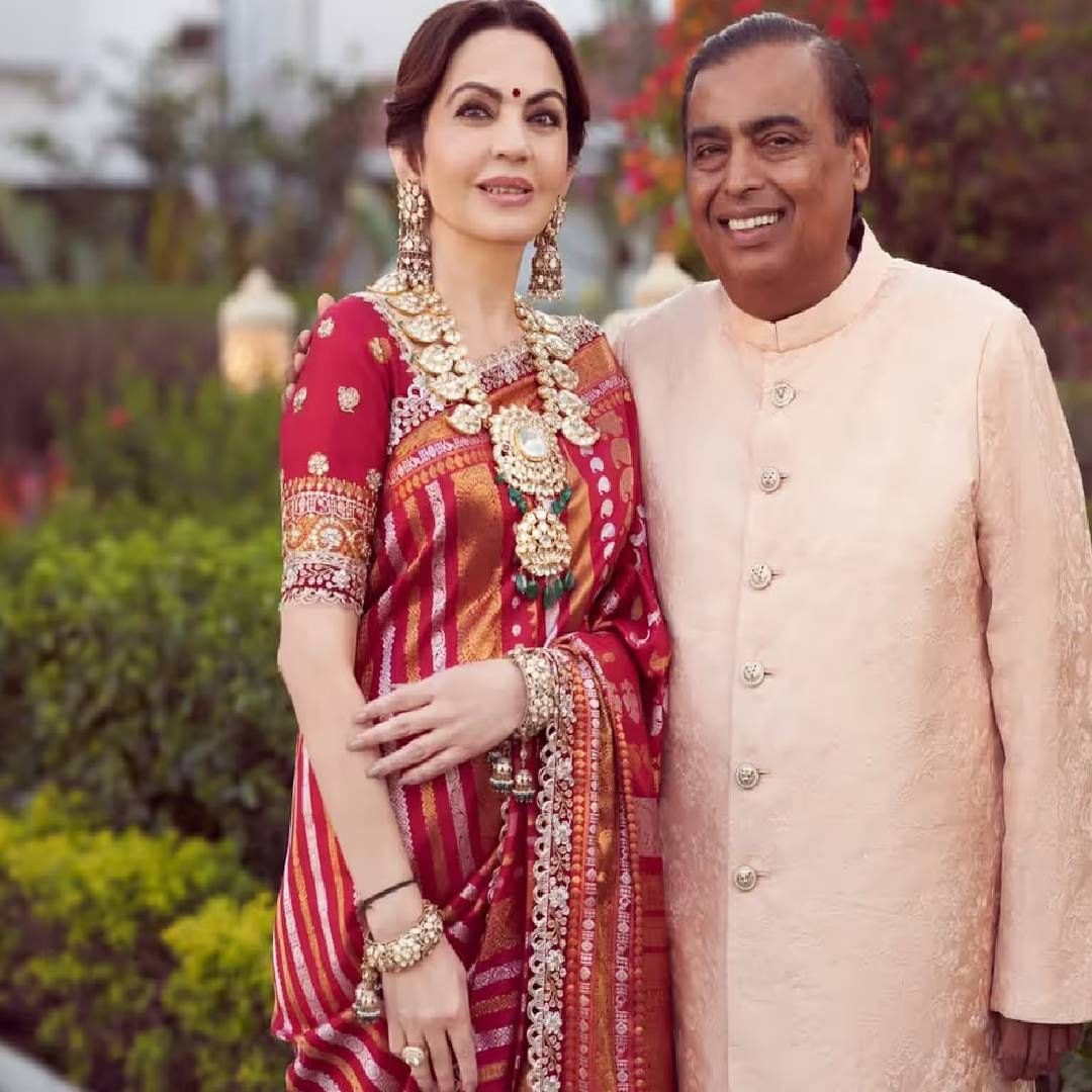 या प्रसंगी गुजरातच्या जामनगरमध्ये एका शानदार पार्टींचं आयोजन करण्यात आलेलं. या पार्टीतील ईशा अंबानीचे काही फोटो समोर आले आहेत. ईशाने आपल्या वाढदिवशी खूप सुंदर असा लाल रंगाचा स्कर्ट आणि ब्लाऊज सेट परिधान केलेला. हा पूर्ण सेट सेक्विनने सजलेला. 