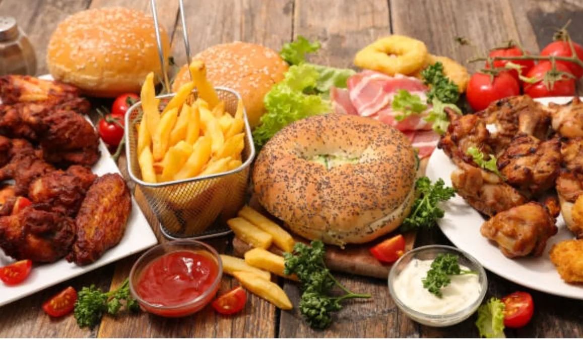 ऑईली फूड्स (Oily Foods) - समोसा, फ्राईड चिकन, भजी सारखे तेलकट पदार्थात चरबी अधिक असते. चरबी आणि असंतुलित फॅट्समुळे शरीरात सूज येऊ शकते. त्यामुळे शरीरात कॅल्शियमचे शोषण कमी होते. हाडे कमजोर होतात. या पदार्थांचे सेवन अत्यंत कमी करावे. हलका आहार घ्यावा आणि आपले आरोग्य चांगले राखावे. 