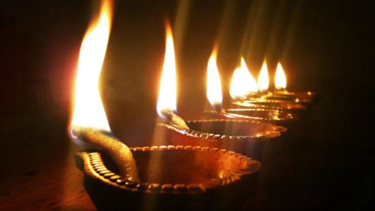 तीळ किंवा मोहरीचे तेल नकारात्मक ऊर्जा आणि वाईट नजर दूर करते. ते शनि आणि यमराजांना प्रसन्न करते. दिव्यामध्ये कापूर घातल्याने ते अधिक प्रभावी होते.