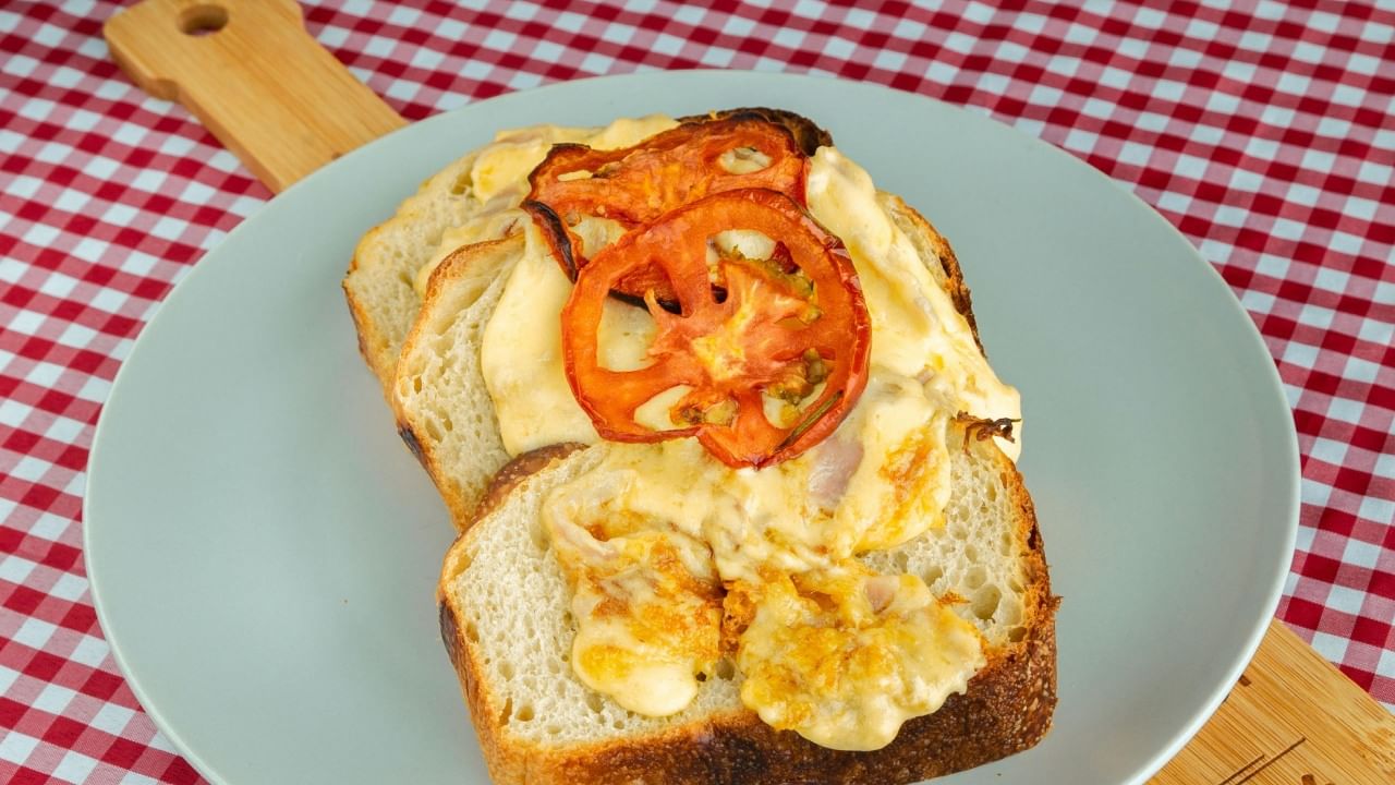 आजच्या धावपळीच्या जीवनात वेळेअभावी अनेक लोक नाश्त्यासाठी पटकन तयार होणारे पदार्थ जसे की ब्रेड ऑम्लेट किंवा मॅगी खाण्यास प्राधान्य देतात. दिवसभर ऊर्जा मिळवण्यासाठी नाश्ता महत्त्वाचा असतो, म्हणून तो पौष्टिक असावा असे आरोग्य तज्ञ सांगतात. मात्र, ब्रेड ऑम्लेट रोज खाणे आरोग्यासाठी किती फायदेशीर आहे, यावर तज्ञांनी काही महत्त्वपूर्ण बाबी स्पष्ट केल्या आहेत.