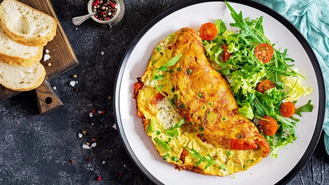 ब्रेड ऑम्लेट हा जलद तयार होणारा आणि काही प्रमाणात पोषक असलेला नाश्ता आहे. यात वापरले जाणारे अंडे हे प्रथिनांचा (Proteins) उत्तम स्रोत असते. अंड्यांमधील उच्च दर्जाची प्रथिने स्नायूंच्या दुरुस्तीसाठी आणि चयापचय (Metabolism) सुधारण्यासाठी मदत करतात.