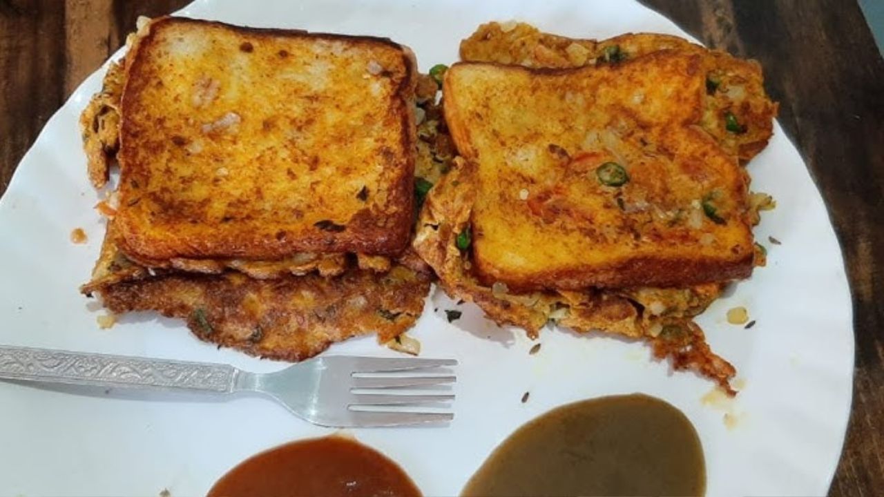 ऑम्लेट बनवताना जर सॅच्युरेटेड फॅट्स (Saturated Fats) असलेले तेल किंवा बटर जास्त प्रमाणात वापरले गेले, तर तो नाश्ता आरोग्यासाठी हानिकारक ठरू शकतो.