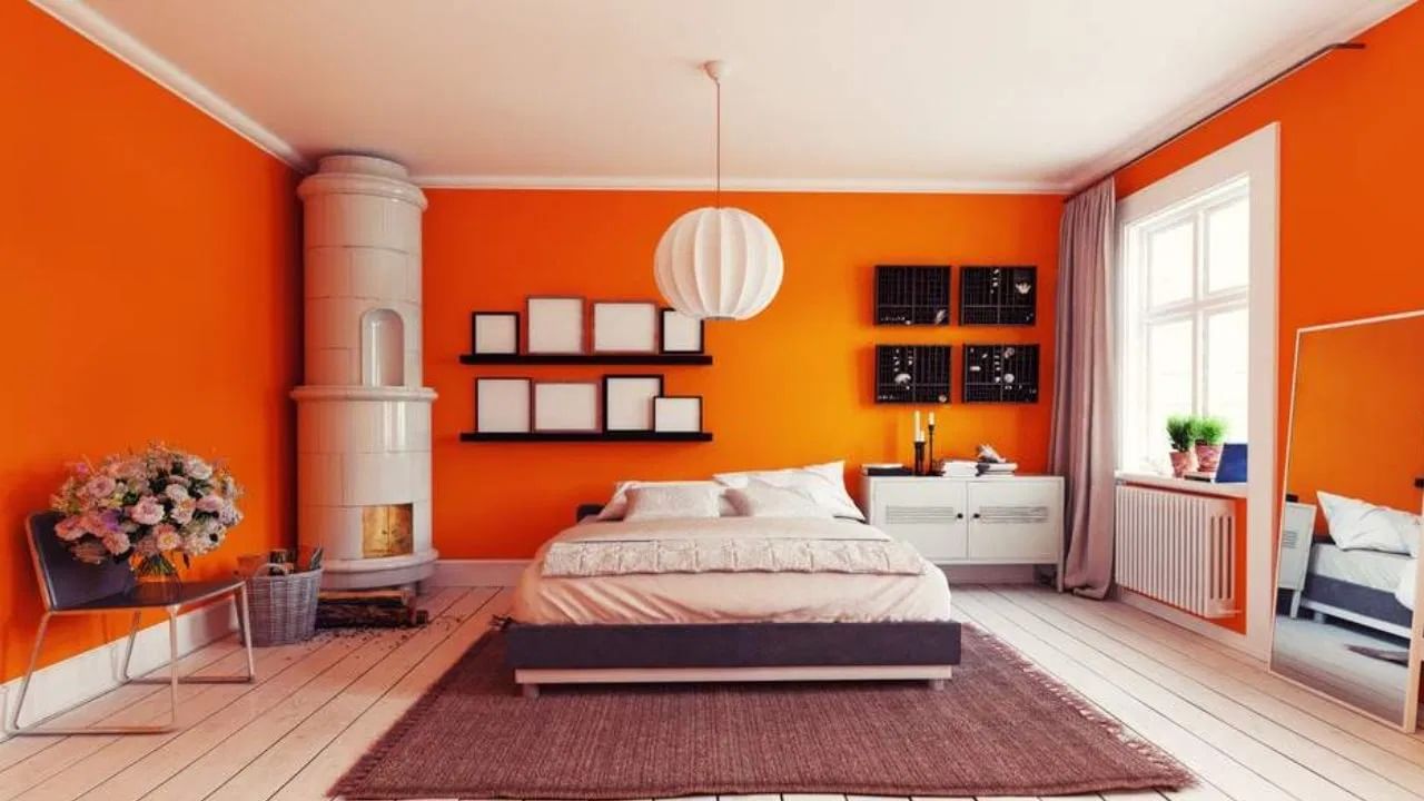 नारंगी रंग: वास्तुशास्त्रानुसार, बेडरूमच्या भिंतींना नारंगी रंग देऊ नये. मुलांच्या खेळण्याच्या खोलीसाठी ते चांगले आहे, परंतु बेडरूमसाठी नाही. नारंगी रंग चमकदार असू शकतो आणि पण त्याने चिडचिड होऊ शकते.