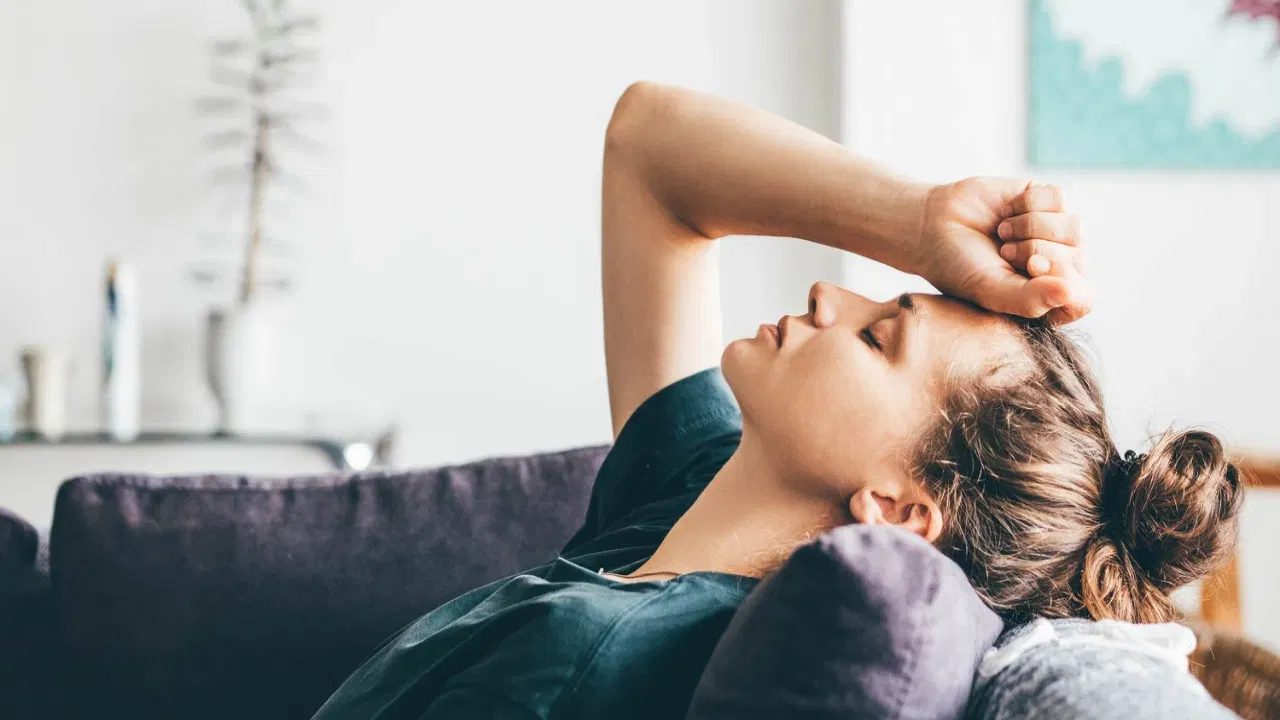 स्वत:ला व्यस्त ठेवा: चित्रकला, लेखन, बागकाम, स्वयंपाक अशी तुम्हाला व्यस्त ठेवणारी आणि आवडणारी कामे करा अशा कामांमुळे मन सकारात्मक राहते व मनात विचार येत नाहीत. 