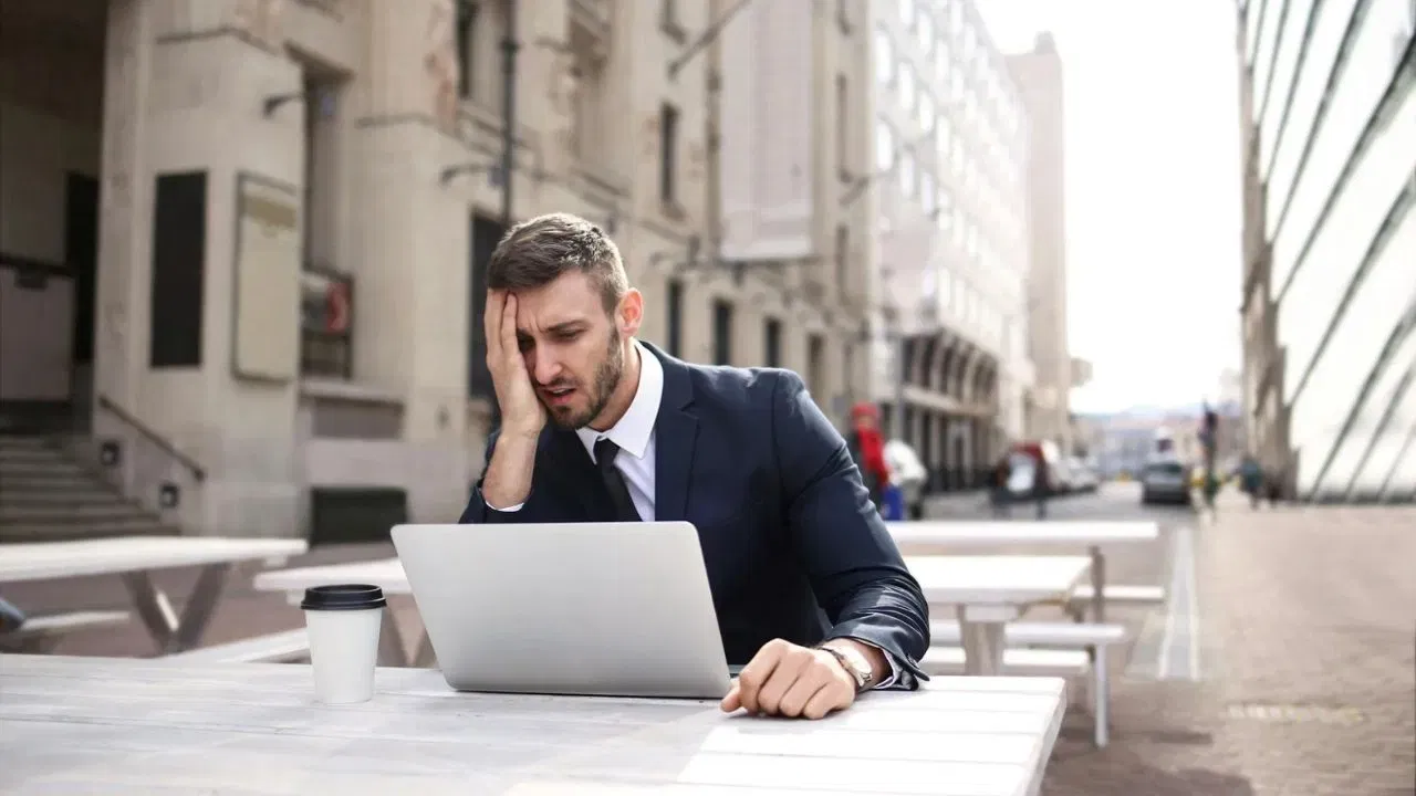 शारीरिक हालचाली वाढवा: सकाळी चालणे, योगासने, डान्स, सायकलिंग, जिम, तुम्हाला जे आवडते ते करा. शारीरिक हालचाली वाढवल्याने एंडोर्फिन बाहेर पडतात, जे मन शांत आणि आनंदी ठेवतात. त्यामुळे अतिविचार थांबतात. 