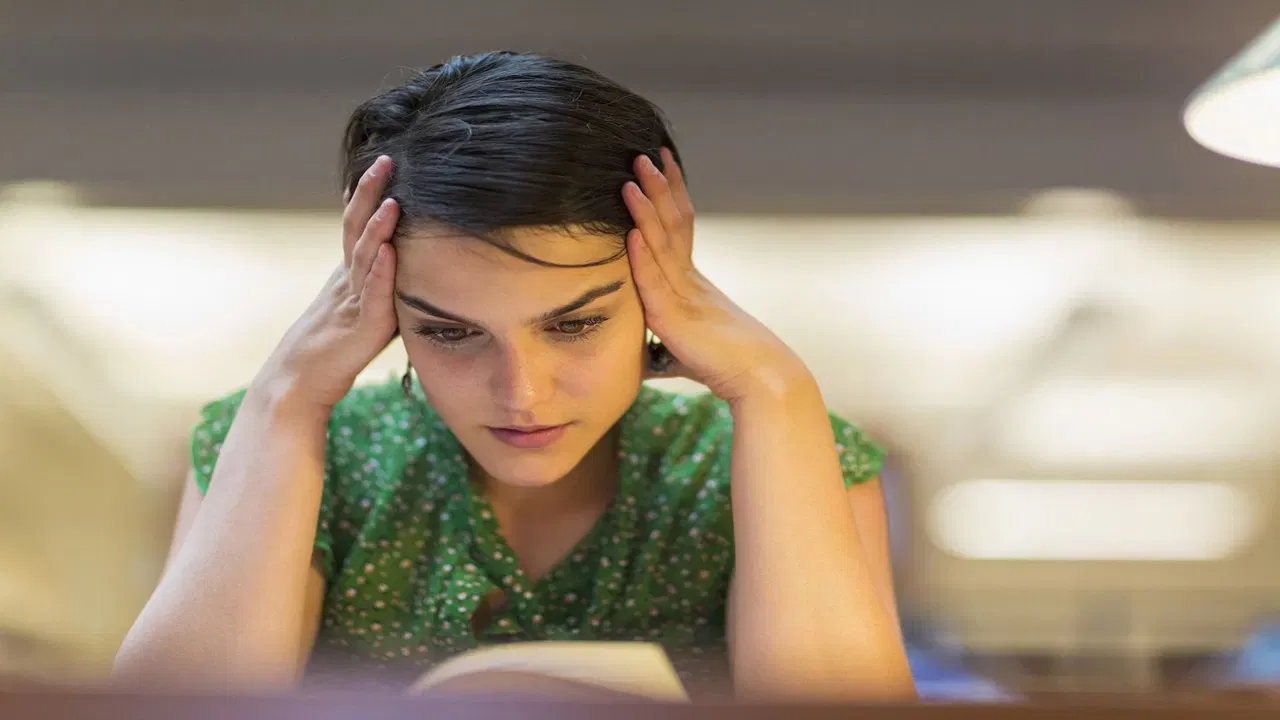 तुमचे विचार लिहा: तुमचे मन शांत होण्यासाठी तुमचे विचार कागदावर लिहायला सुरुवात करा. तुम्ही काय विचार केले, तुम्ही का विचार केले आणि अनावश्यक विचार कसे टाळता येतील हे लिहा. यामुळे ही समस्या सुटेल.  