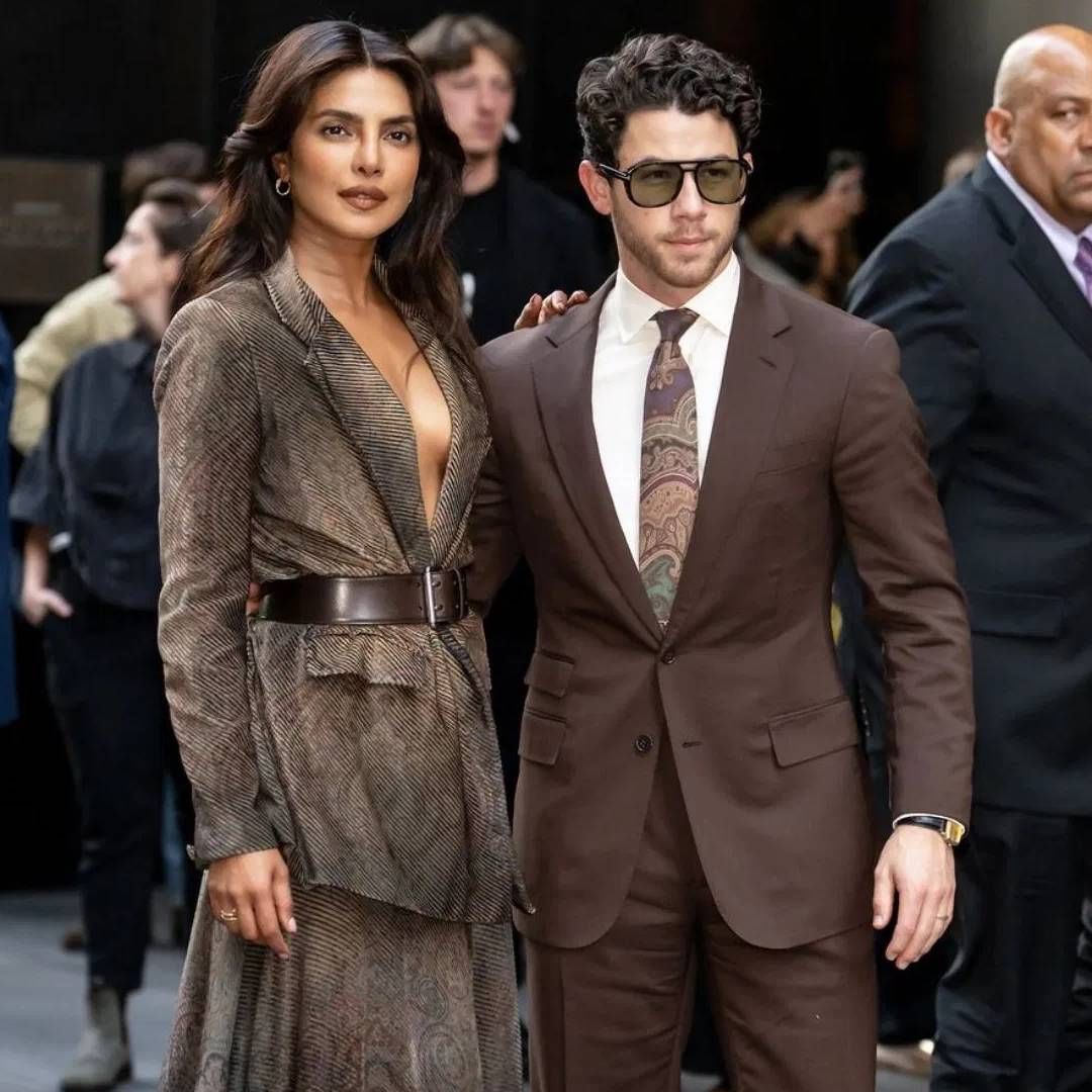 प्रियंका चोपडाने हॉलीवूड आणि बॉलीवुड दोन्ही ठिकाणी आपली ओळख बनवली आहे. प्रियंका चोपडा तिचा पती निक जोनसपेक्षा पण श्रीमंत आहे. प्रियंका चित्रपटांशिवाय अनेक इंटरनॅशनल ब्रांड्सची एंबेसडर आहे. सोबतच तिचं स्वत:च प्रोडक्शन हाउसही आहे. 