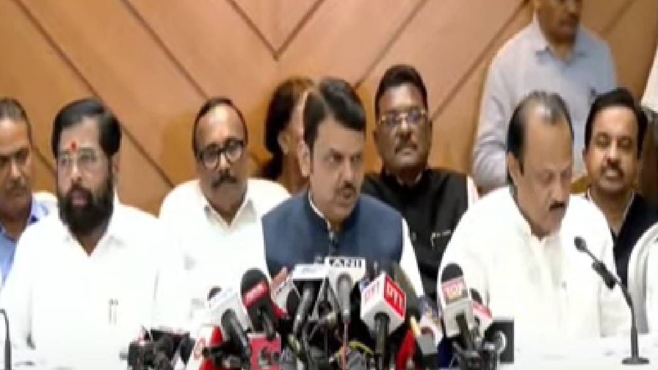  उद्धव ठाकरे यांनी मुख्यमंत्री असताना महात्मा ज्योतीराव फुले कर्जमाफी योजना जाहीर केलेली. 20500 कोटी रुपयांची ही कर्जमाफी योजना होती.  त्याच्या तीन वर्ष आधी मी मुख्यमंत्री असताना आमच्या सरकारने सुद्धा छत्रपती शिवाजी महाराज कर्जमाफी  18762 कोटी आणि नंतर 1900 कोटी अशी   20500 कोटीची कर्जमाफी केलेली, उद्धव ठाकरे यांनी काही वेगळं केलं असं नाही. 