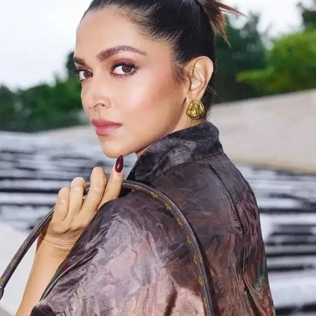 दीपिकाने फिल्मच्या डायरेक्टरकडे  8 तासाची शिफ्ट मागितलेली. सोबत फी वाढवून द्यायची सुद्धा मागणी केलेली. पण तिच्या या दोन मागण्या मान्य झाल्या नाहीत. म्हणून अभिनेत्रीने दोन्ही चित्रपटांना नकार दिला. 