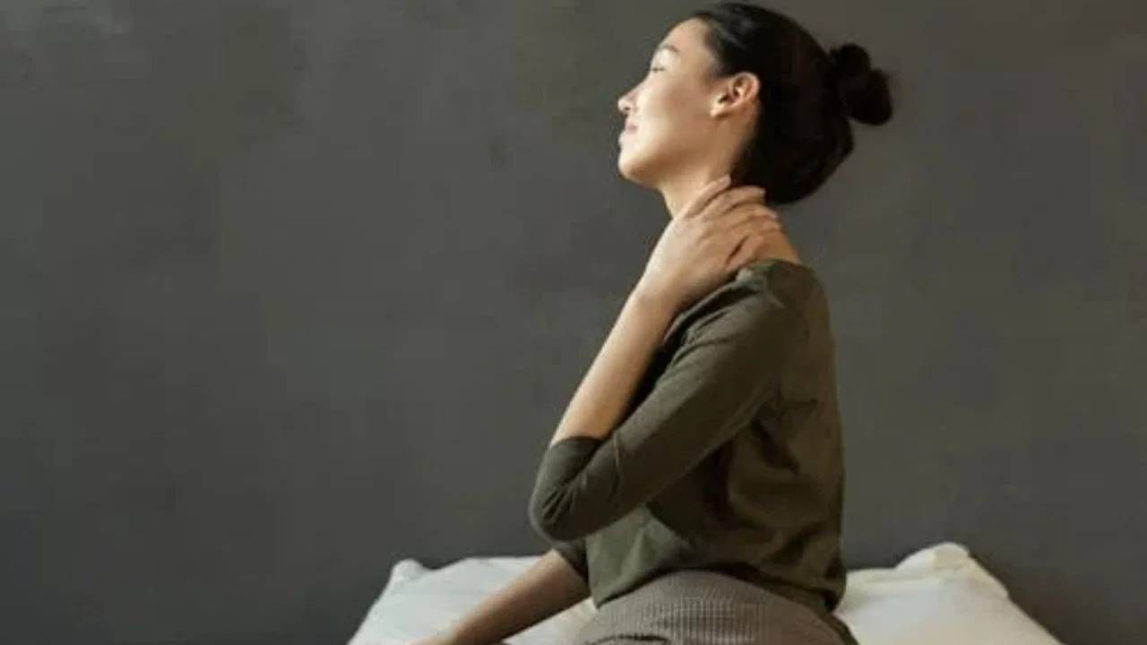 खजुरात मॅग्नेशियम चांगल्या प्रमाणात असतं. त्यामुळे ज्यांचे स्नायू दुखतात त्यांच्यासाठी खजुर खाणं फायद्याचं आहे. विटामिन ए मुळे नजर चांगली होते. दुधात उकळवून किंवा भिजवून तुम्ही खजुराचं सेवन करु शकता.