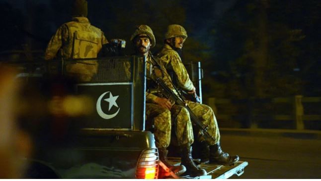 यामुळे शरीरीतील उर्जा कायम राहते, असे पाकिस्तानी सैनिकांना वाटते. पाकिस्तानी सैनिकांच्या आहारात कोंबडीचे मांसदेखील असते.  