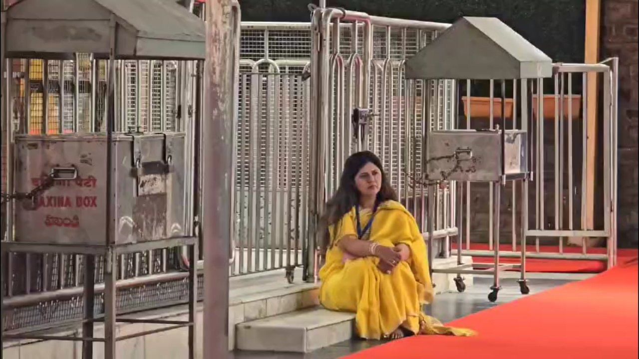 पंकजा मुंडे या भावूक झाल्याने राजकीय वर्तुळात अनेक चर्चांना उधाण आले आहे. शिर्डीतील साईबाबांच्या या पवित्र भूमीत पंकजा मुंडेंनी दर्शन घेतले. यानंतर त्या गुरुस्थान मंदिरात गेल्या.