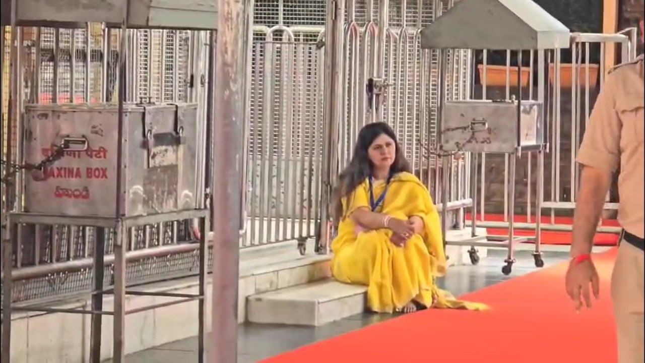 केंद्रीय गृहमंत्री अमित शाह आज शिर्डी दौऱ्यावर आहेत. त्यांच्या स्वागतासाठी शिर्डीत जय्यत तयारी करण्यात आली आहे. मुख्यमंत्री देवेंद्र फडणवीस, उपमुख्यमंत्री अजित पवार आणि एकनाथ शिंदे हे देखील सध्या शिर्डीत आहेत.