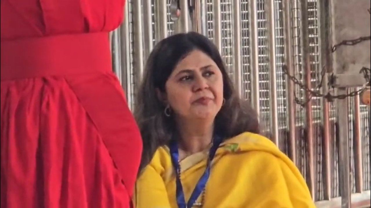 पंकजा मुंडे यांनी यावेळी पिवळ्या रंगाची साडी घातली होती. यावेळी त्या मंदिरातील पायरीवर बसून भावूक झाल्याचे दिसत आहेत.