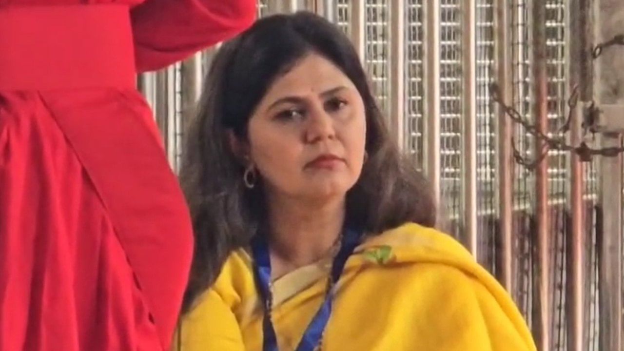 मात्र पंकजा मुंडे अशाप्रकारे भावूक का झाल्या, यामागचे कारण काय, याबद्दलची माहिती समोर आलेली नाही. तसेच पंकजा मुंडे आणि स्नेहलता कोल्हे यांच्यात झालेल्या चर्चेचा तपशील अद्याप गुलदस्त्यात आहे.