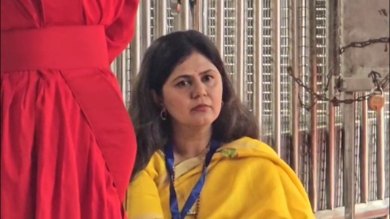 यावेळी दर्शन घेतल्यानंतर पंकजा मुंडे काही काळ मंदिराच्या आवारातील पायऱ्यांवर बसलेल्या दिसल्या. याचवेळी भाजपच्या माजी आमदार स्नेहलता कोल्हे यांनी त्यांच्या जवळ येत विचारपूस केली.