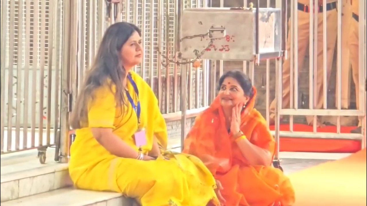 पंकजा मुंडे आणि स्नेहलता कोल्हे यांच्यात काही महत्त्वाच्या मुद्द्यांवर सविस्तर चर्चा झाल्याचे बोललं जात आहे. त्या दोघीही जुन्या राजकीय सहकारी आहेत.