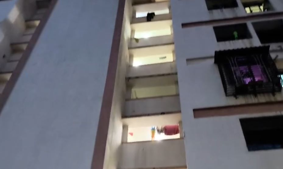 सातारा जिल्ह्यातील फलटण येथील उपजिल्हा रुग्णालयात नोकरीवर असणाऱ्या एका महिला डॉक्टरचे आत्महत्या प्रकरण महाराष्ट्रात ताजे आहे. या घटनेने महाराष्ट्र सुन्न झाला आहे. 