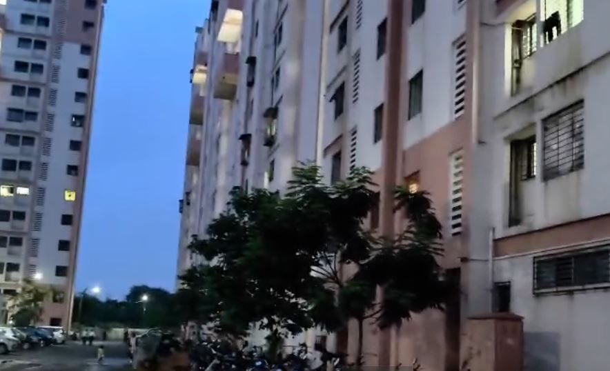 बाहेरून घरी येऊन या तरुणीने थेट दहाव्या मजल्यावरून उडी मारली आहे. ही तरुणी पनवेलमध्ये हॉटेल मॅनेजमेंटचे शिक्षण घेत होती, अशी माहिती समोर आली आहे.