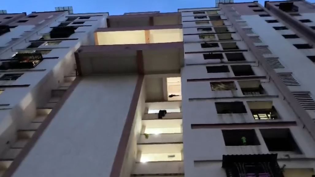 दरम्यान, या तरुणीने स्वत:ला संपवण्याचा टोकाचा निर्णय का घेतला? हे अद्याप समजू शकलेले नाही. पोलीस या प्रकरणाचा तपास करत असून लवकरच सत्य समोर येईल, अशी अपेक्षा व्यक्त केली जात आहे.