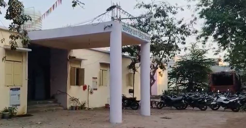 हीच चिंता आणखी वाढवणारी एक धक्कादायक घटना आता समोर आल आहे. परभणी जिल्ह्यातील जिंतूर तालुक्यात एक सामूहिक अत्याचाराचा धक्कादायक प्रकार घडला आहे. मिळालेल्या माहितीनुसार  जिंतूर तालुक्यातील भोगाव देवी संस्थान इटोली येथे नराधमांकडून मुलीवर अत्याचार करण्यात आले आहेत. 