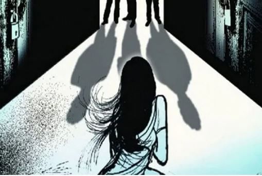 पीडित मुलगी आपल्या मित्रासोबत बसलेली असताना तिघांनी तिच्याजवर जबरदस्तीने अत्याचार केल्याचे म्हटले जात आहे. या प्रकरणातील सहा आरोपींना अटक करण्यात आली आहे. 