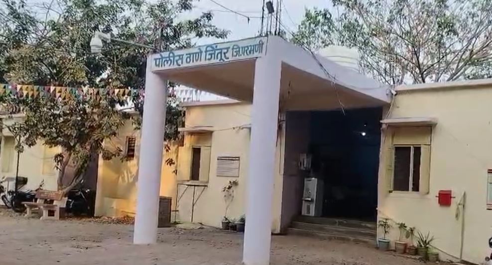 पोलीस या प्रकरणाचा सखोल तपास करत असून नागरिकांमधूनही संताप व्यक्त केला जात आहे. या प्रकरणात दोषी असणाऱ्यावर कठोरातील कठोर कारवाई करावी, अशी मागणी आता केली जात आहे. सोबतच परभणीसारख्या जिल्ह्यात असा प्रकार घडल्यामुळे सध्या तिथे तणावाचे वातावरण आहे. लोकांकडून चीड व्यक्त केली जात आहे. 