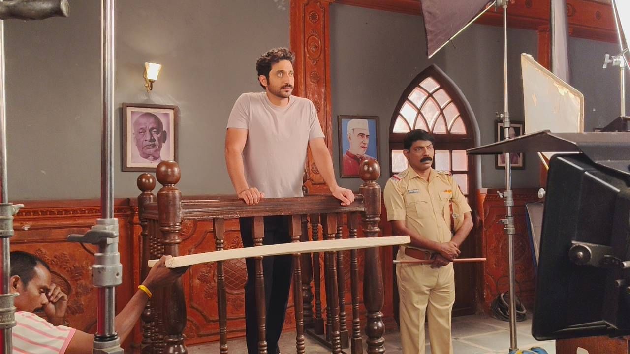 दुसरीकडे तिलोत्तमा आणि चंद्रकांत यांच्या लग्नाच्या वाढदिवसाच्या पार्टीसाठी किर्लोस्कर कुटुंब आणि आदित्य–पारू यांना आमंत्रण दिलं जातं. हा क्षण आनंदाचा असला तरी प्रत्येकाच्या मनात शंका आणि ताण असतो. पार्टीदरम्यान अहिल्या आणि पारू समोरासमोर येतात. 
