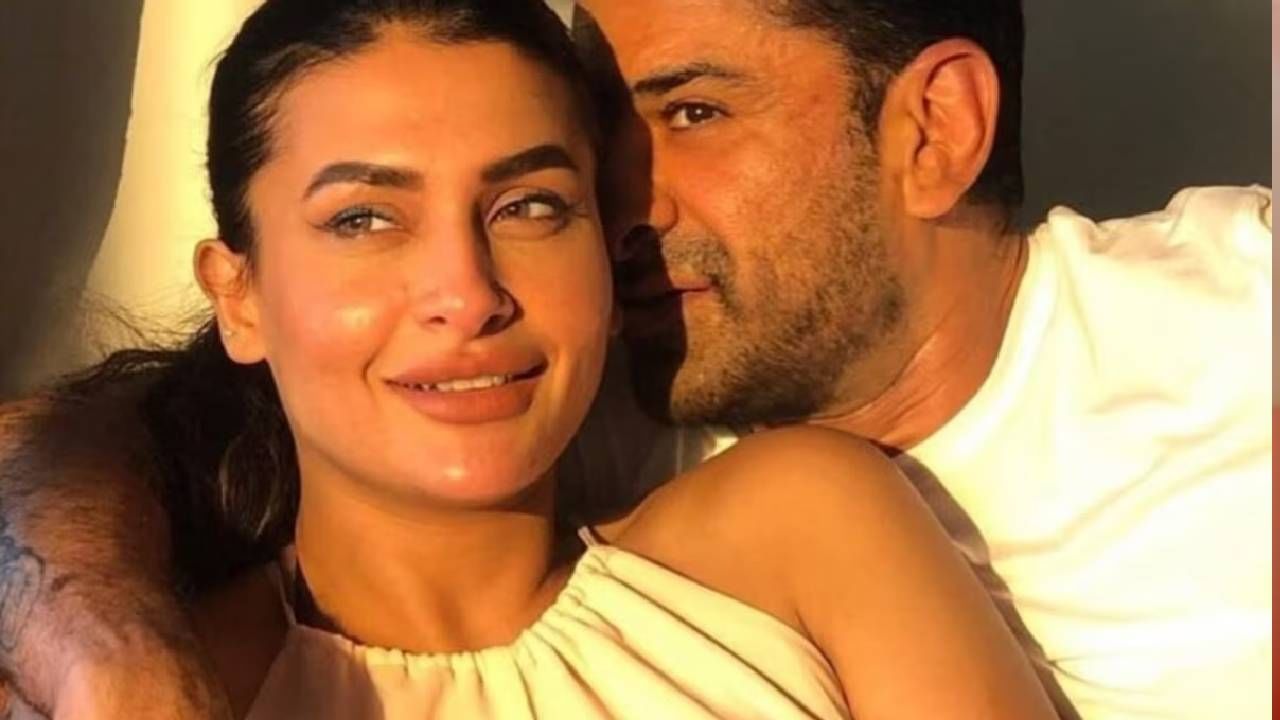 हा शो संपल्यानंतरही त्या दोघांचं नातं मजबूत होतं आणि इजाजने पवित्राची त्याच्या कुटुंबियांशी देखील भेट करून दिली होती. 2022 पर्यंत ते लिव्ह-इनमध्ये होते. मात्र 2024 च्या सुरूवातीला त्यांचे मार्ग वेगळे झाले. फेब्रुवारी 2025 मध्ये पवित्राने त्यांच्या ब्रेकअपची पुष्टी केली होती.