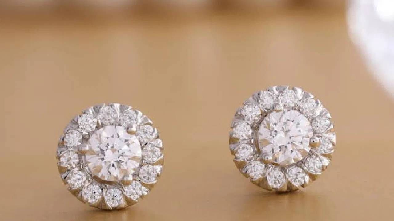 तुम्हाला सिल्वरमध्ये ज्वेलरी बजेटमध्ये खरेदी करायची असेल, तर टॉप्स एक चांगला ऑप्शन आहे. सध्या सिंपल सिल्वर शिवाय आर्टिफिशियल डायमंड वर्क ईयररिंग्स खूप ट्रेंडमध्ये आहे. तुम्हाला फूल आणि दुसऱ्या युनिक डिझाइनसह कमी बजेटमध्ये सहज मिळेल. ( Credit : Pexels )