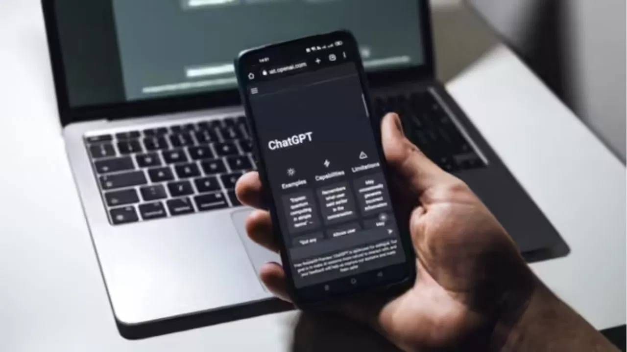 त्यासाठी फार काही करावं लागणार नाही, तुम्हाला फक्त तुमच्या जुन्या फोटोचा फोटो काढायचा आहे. नंतर तो गुगल जेमिनी किंवा चॅटजीपीटी वर अपलोड करायचा आणि काही प्रॉम्प्ट वापरून जुना फोटो नवीन फोटोमध्ये रूपांतरित ढं झालं की जुना पण नव्यासारखा झालेल्या त्या फोटोची प्रिंट काढून तुम्ही तुमच्याकडे ठेवू शकता. वेगवेगळ्या प्रकारचे फोटो दुरुस्त करण्यासाठी काही प्रॉम्प्ट आहेत. तुम्हाला फक्त गुगल जेमिनी किंवा चॅटजीपीटी वर फोटो अपलोड करायचा आहे आणि खाली नमूद केलेले प्रॉम्प्ट्स पेस्ट करायचे आहेत. अशाच काही प्रॉम्प्ट्सबद्दल आपण जाणून घेऊया.