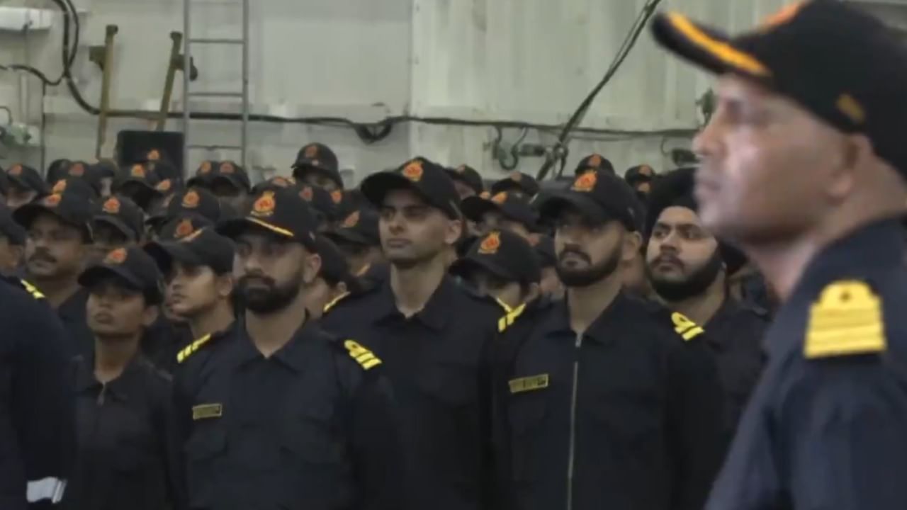 यावेळेस मोदींनी दिवाळी साजरी करण्यासाठी गोवा आणि कारवारच्या किनाऱ्यावर असलेल्या आयएनएस विक्रांतची निवड केली.