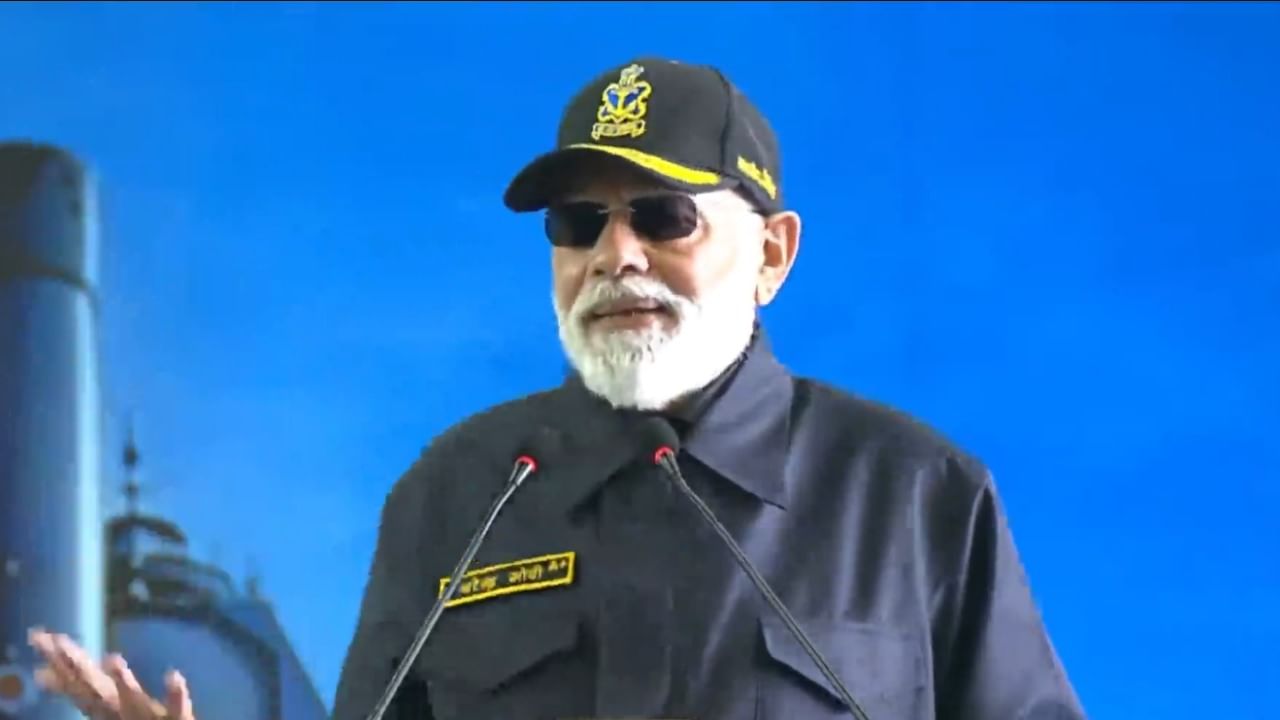 जहाज लोखंडाचे असते, पण जेव्हा तुम्ही त्यावर स्वार होता, तेव्हा ते शूर बनते. जवानांची मेहनत आणि साधना ही अत्यंत उच्च स्तरावर आहे, हे मी अनुभवले नसले तरी निश्चितपणे जाणले आहे, असेही पंतप्रधान नरेंद्र मोदी म्हणाले.